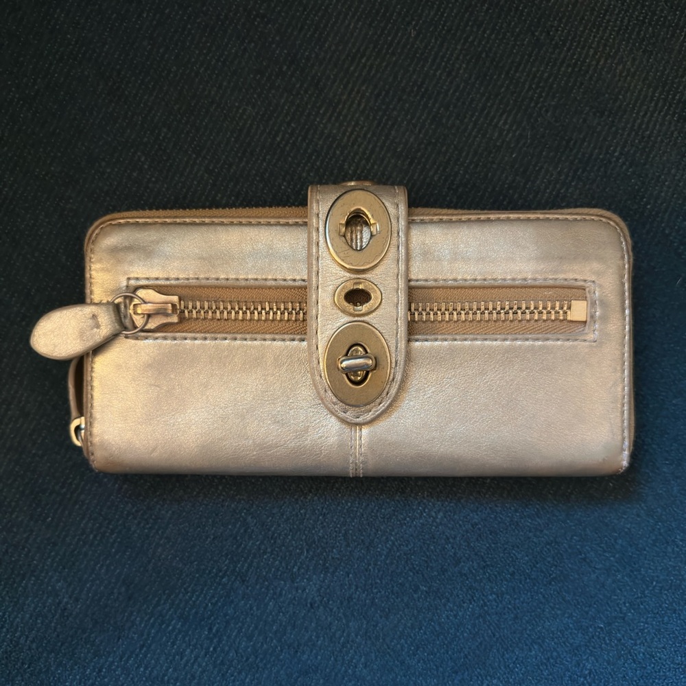 Coach Lily Legacy Turnlock Wallet 41151 - Gold